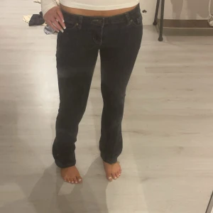 Lågmidjade bootcut jeans  - Snygga mörkblå jeans med låg midja och klassisk femficksdesign. Perfekta för en avslappnad stil. De har en rak passform och är tillverkade i ett slitstarkt denimtyg.