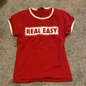 Y2k liknande T-shirt  - Den har skitsnygg passform o är stretchig, köpte second hand💗 Inte använd av mig så många gånger och skulle säga att den är i väldigt bra skick