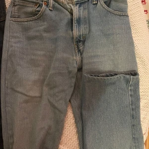 vintage levi’s 505 jeans - säljer ett par snygga vintage Levi's 505 jeans i ljusblå denim. de har en straight passform och är högmidjade i storlek 26. jeansen är använda men i bra skick! 🥰