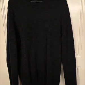 Svart stickad tröja från COS - Säljer en stilren svart stickad tröja från COS.