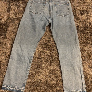 Blå jeans - Ljusblå space jeans från weekday med rak passform. 