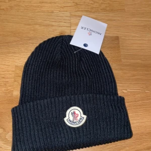 Svart Moncler Mössa - Moncler mössa, oanvänd, Onesize