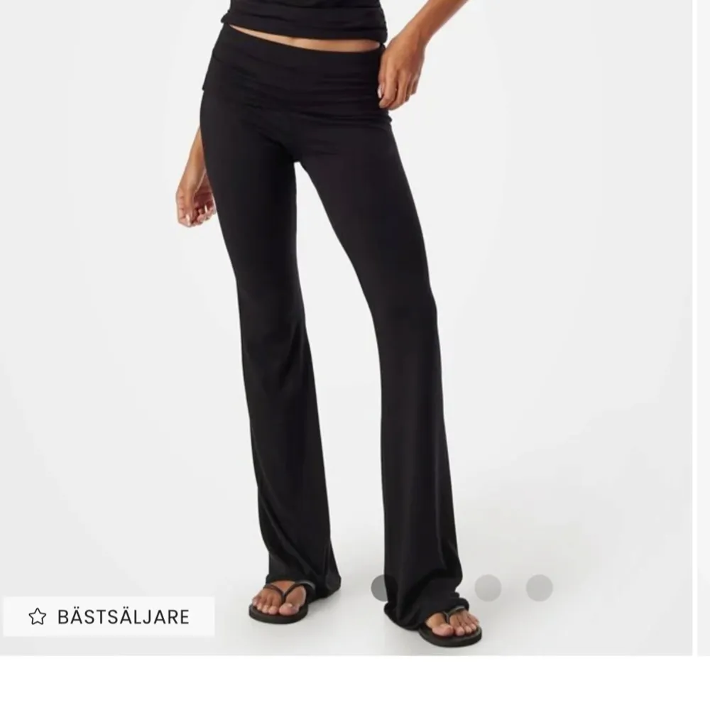 Snygga svarta bootcut byxor. Perfekta för en stilren look, dessa byxor har en tight passform upptill och vidgar sig vid benen för en klassisk siluett. Helt nya då jag beställde fel storlek. Köpte för 280kr. Farkut & Housut.