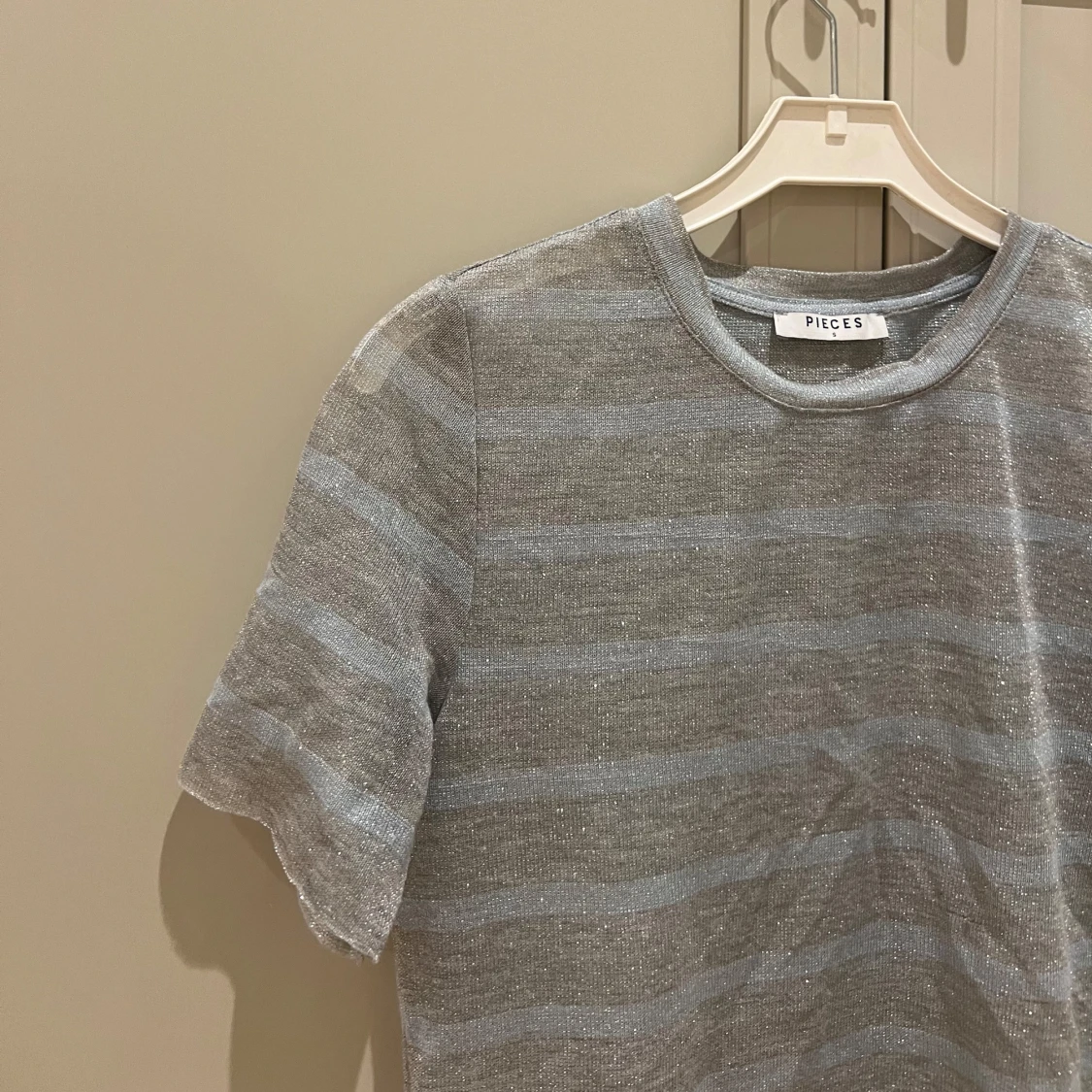 Grå glittrig t-shirt från Pieces