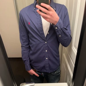 Ralph Lauren Skjorta - Raffe skjorta i väldigt bra skick 9/10!🙌🏽🙌🏽 Nypris över 1500kr. Modellen är 178cm 66kg, kan gå ner i pris vid smidig affär!🙌🏽