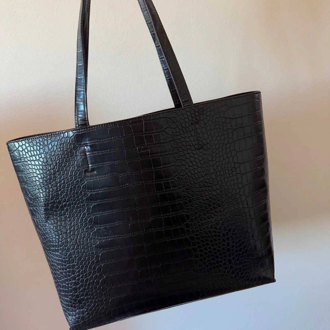 Svart krokodilpräglad shoppingväska