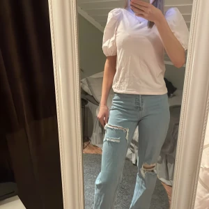 Ljusblå jeans från H&M - Fina ljusblåa högmidjade jeans från H&M i storlek XS✨ Knappt använda