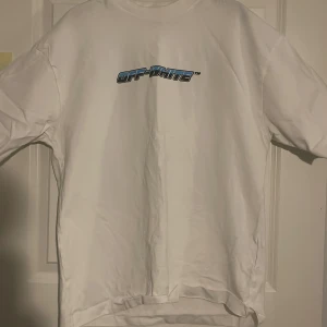 Vit t-shirt från Off-White - Det är en off white t-shirt som är oversized i storleken 