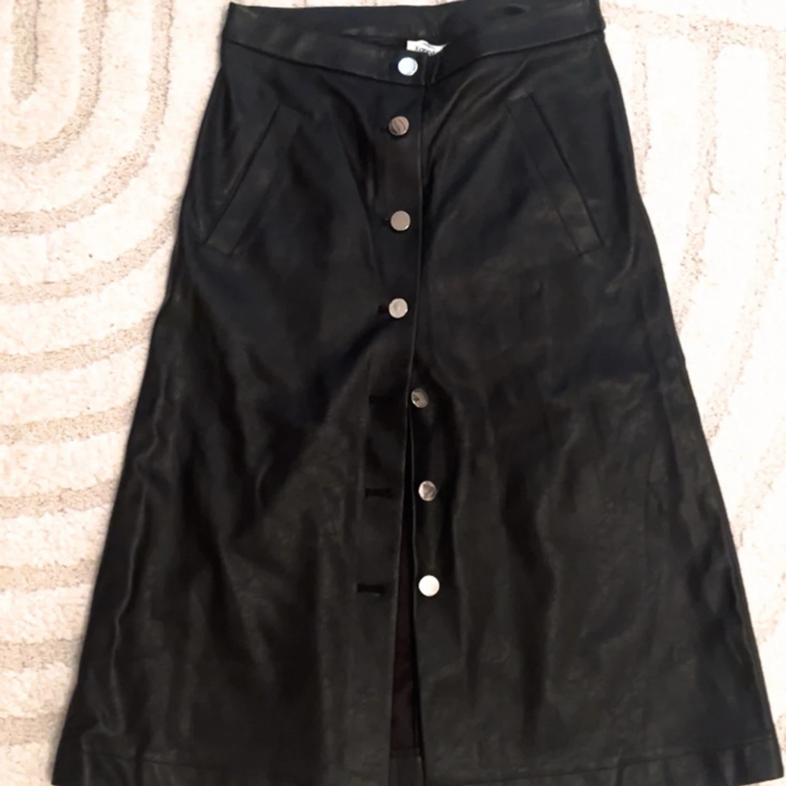 Svart kjol med knappar