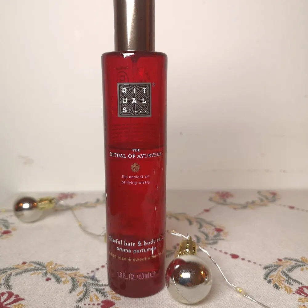 Ritual of Ayurveda hair and body mist från Rituals. 2/3 kvar. Doftar Indian rose & sweet almond oil. . Perfume.