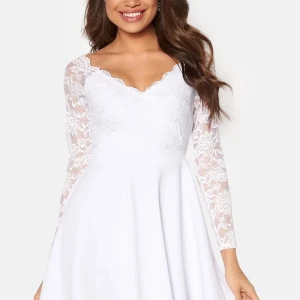 Studentklänning - Långärmad studentklänning i storlek XS men passar även S. Klänning är helt oanvänd och lappen finns kvar. Studentklänningen är köpt på bubbleroom