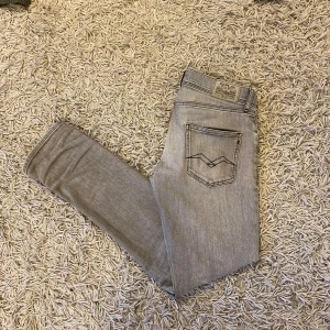 Slim Replay jeans W28 L30 - Säljer ett par fetta replay jeans🔥| Självklart äkta | skick runt 8/10 | endast en defekt (bild 5) | Svarar gärna på frågor 🙌🙌|
