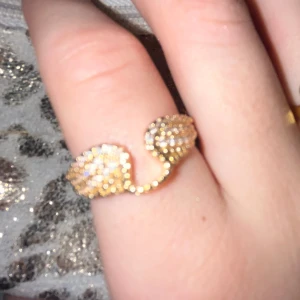 Zadig &Voltaire rock ring i guld - Jag säljer en super fin zadig & voltaire liknande rock ring i guld med silver swarovski diamanter💕 (De är inte riktiga diamanter) Den är köpt på vinted (så vet ej om äkta) tror att den är stainless‼️💕🌃 storlek: 52-54 (pris kan diskuteras men den är köpt för 450) säljer pga för liten❤️