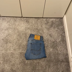 Jack and Jones jeans  - Snygga blå jeans från Jack & Jones med klassisk design, dessa är 28/32 i storlek. Skriv vid intresse eller frågor😁