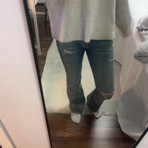 Håliga jeans - Jeans från Gina som jag gjort egna hål på. Är i tall och går ner till marken på mig som är 172, därav lite slitningar längst ner. Modell low bootcut 