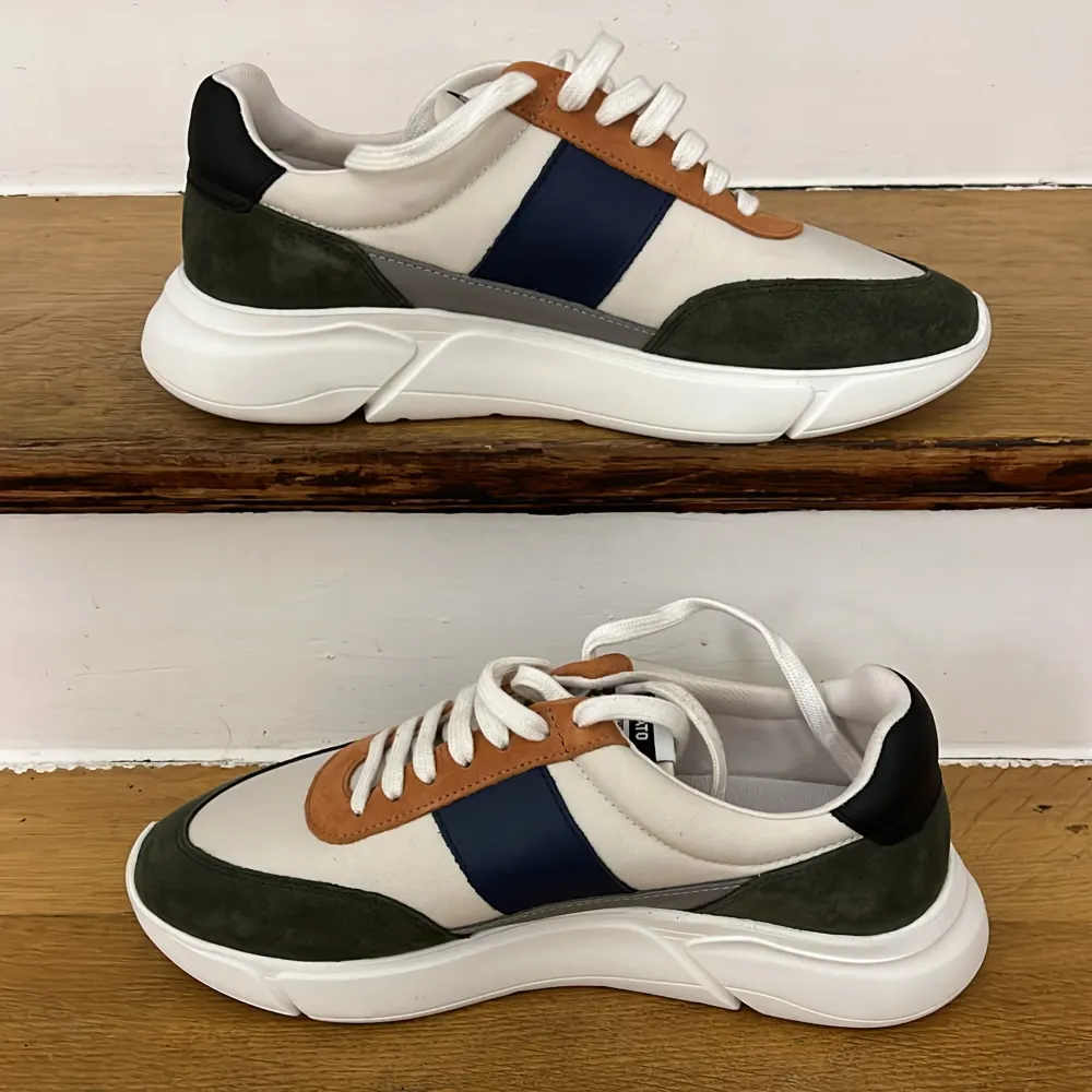 Helt oanvända Sneakers Modellen är en vintage modell av Axel Arigato.  Storlek 42. Skor.