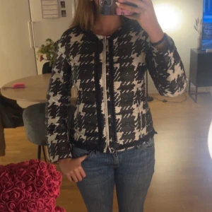 Jacka  - Jätte söt jacka med fina detaljer köpt för 1000 