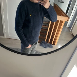 Lyle and scott - Hej säljer min lyle and scott tröja ljust för att den var för stor. Skick 10/10 den är jätte fin
