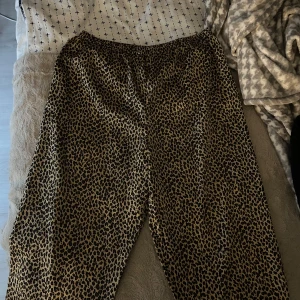 Leopardmönstrade pyjamasbyxor  - Silkes material och har en elastisk midja 