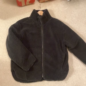 Teddyjacka från weekday - En otrolig teddyjacka från weekday. Är mörkgrå i storlek M.  Nypris runt 900kr. Är i nyskick då den är använd nån enstaka gång