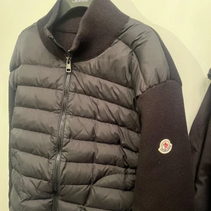  Moncler Cardigan - svart cardigan från Moncler. Passar S/M. Bra skick. 