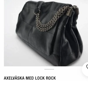 Zara väska med lock - I bra skick använd fåtal gånger🥰🥰 Super fin men kommer tyvärr inte till användning💓💓💓