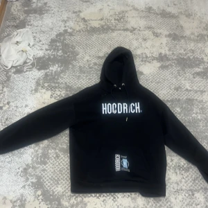 Hoodrich hoodie  - Har varit använd en gång och den är ganska ny. Det är storlek S men den är ganska stor i storlek så M funkar också. Den tvättas såklart innan den skickas! PRIS KAN DISKUTERAS!!