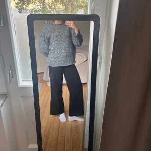 Högmidjade manchesterbyxor - Svarta manchesterbyxor med hög midja. Vida i benen och supersköna i passformen! Säljer då de är för korta på mig!