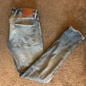Replay anbass jeans - Tja, säljer du dessa as feta replay jeans i modellen anbass, slitaget är en del av modellen, skicket på jeansen är 10/10 då inga defekter finns och dem är använda bara ett fåtal gånger. Pris är ej hugget i sten [Kan ej sänkas]