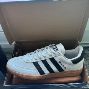 Adidas Spezial - Köpta nya från Vinted men passade tyvärr inte så säljer här för en billigare peng. Storlek 43 och 1/3 i färgen ljusgrå. Skorna är inte använda och i nyskick. Skriv för fler bilder eller om du har frågor! Box till skorna medföljer men den är lite tillbucklad🫣