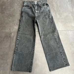 Jeans - Bra skick, använda flertal gånger och är uppsydda i benen så passar någon som är runt 154cm lång.