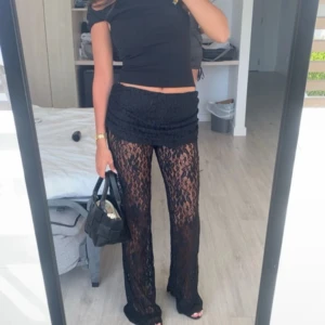 Super snygga spetsbyxor 💓💓 - Säljer de de inte riktigt va min stil🩷🩷  Lånad bild av tjejen jag köpte de av:) Pris går att diskutera ☺️☺️