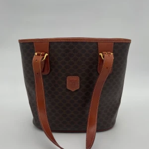 Celine Tote - Celine Macadam Tote bag  Skick: B, väldigt fint vintage skick. Se alltid bilder för egen uppfattning.  Serienummer: MC96  Sku: V006  Mått: B24cm x H24cm x D12.5cm x Shoulder Drop 17-20cm