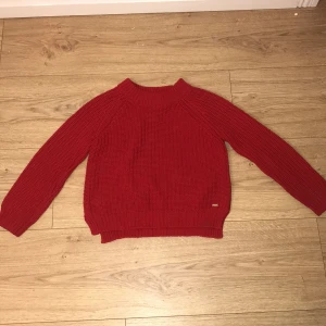 Röd stickad tröja - Säljer en superfin röd stickad tröja som är perfekt för kyliga dagar. Den har en klassisk design med långa ärmar och ribbstickade muddar. Tröjan är i mycket bra skick och passar perfekt för både höst och vinter. Ett måste i garderoben för den som älskar mysiga och stilrena plagg! 🍂PRIS KAN DISKUTERAS