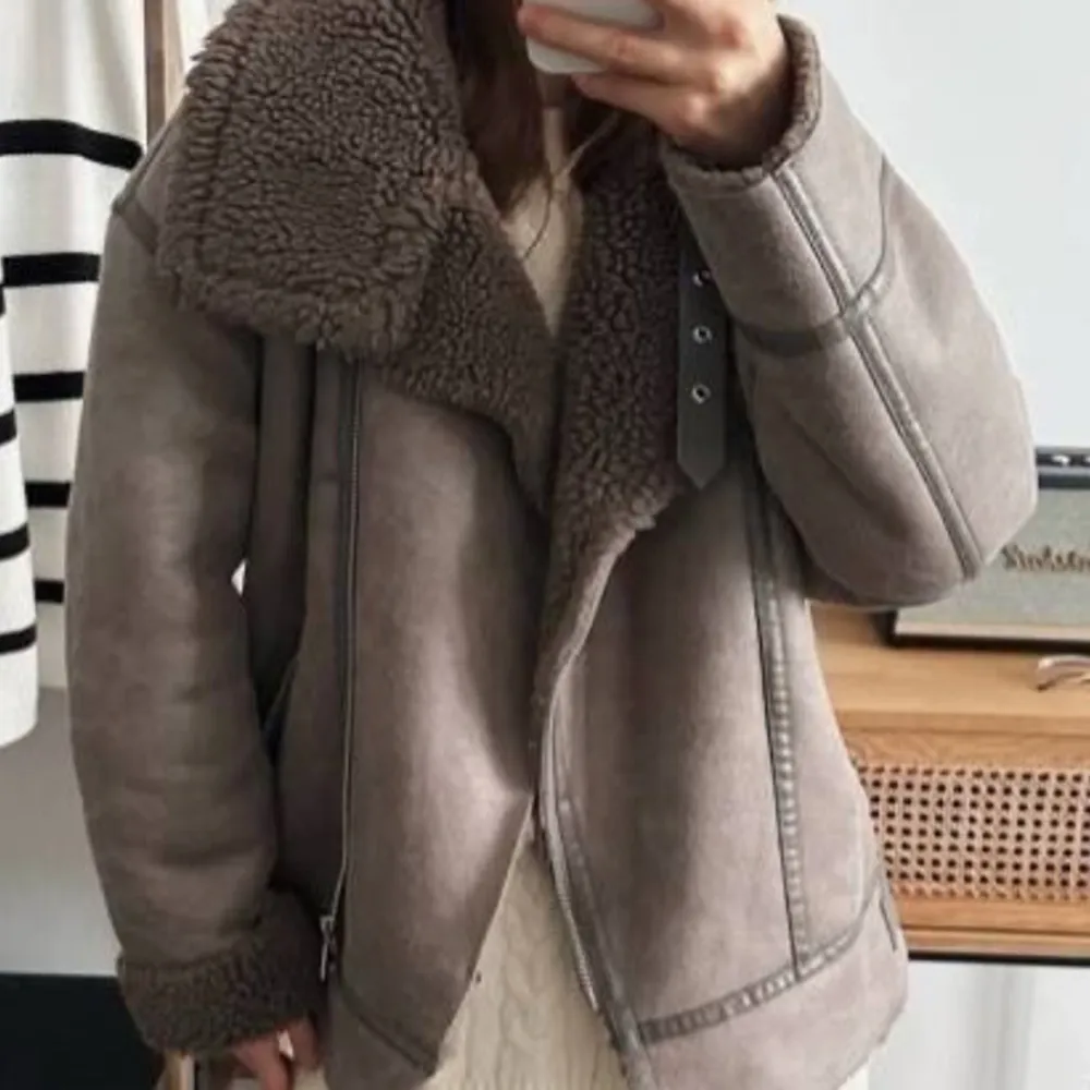 Skit snygg jacka från Zara i storlek M men passar perfekt på mig som vanligtvis har storlek XS/S och blir oversized. Super fin brun färg och passar perfekt till höst/vinter! Nypris 1300kr, 600 eller bud!. Jackor.