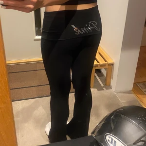 Yoga pants - Ett par yoga pants från Victoria's Secret med ”pink” tryck bak! Jag köpte dom i USA eftersom de inte finns i Sverige. Skriv för flera bilder!💞