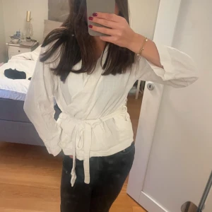 blus  - säljer denna söta blus som knyts framtill