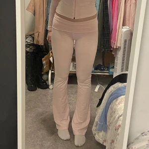 Yoga byxor - Bara testade inte kommit till användning jag är 172 som referens sitter jätte bra , säljer även den matchande tröjan köp både för 260kr🥰