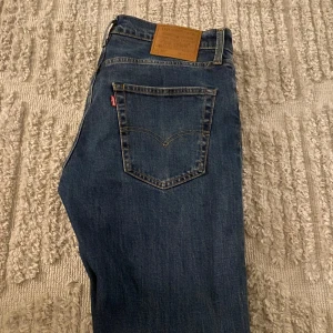 Levis Jeans Mörkblå - Säljer mina Levis Jeans då de var för små på mig och kunde ej returnera. I princip aldrig använda. Storlek W32 L32. Köpta från Levis butik i Växjö för 1200kr. Ge prisförslag!