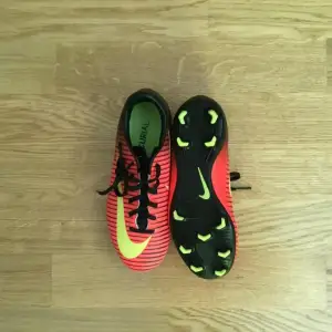 Helt nya Nike fotbollsskor i storlek 33      Pris:300kr