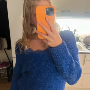 Stickad zara tröja - Stickad tröja från zara med spetskant. Knappt använd, säljer pga att den blivit för liten❤️