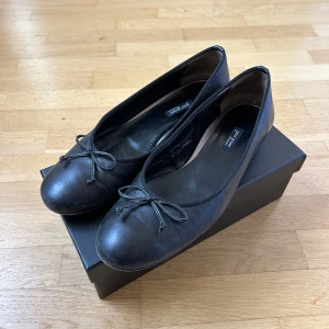 Svarta Ballerinaskor - Storlek 39.5 Äkta skinn, behövs bara putsas lite!