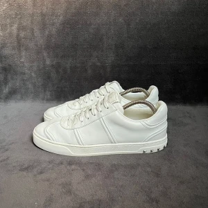 Valentino Flycrew Vit | 41,5 - Vita Flycrews i storlek 41,5 (passar 41,5-42,5) | Skorna är i väldigt bra skick | Alla nitar kvar | Endast skor medföljer vid köp | Självklart äkta | Mer bilder finns!  Fraktas spårbart via postnord📦