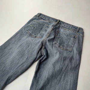 low waist jeans - fettsnygga, lite rhinestones har ramlat av därav billigt. 