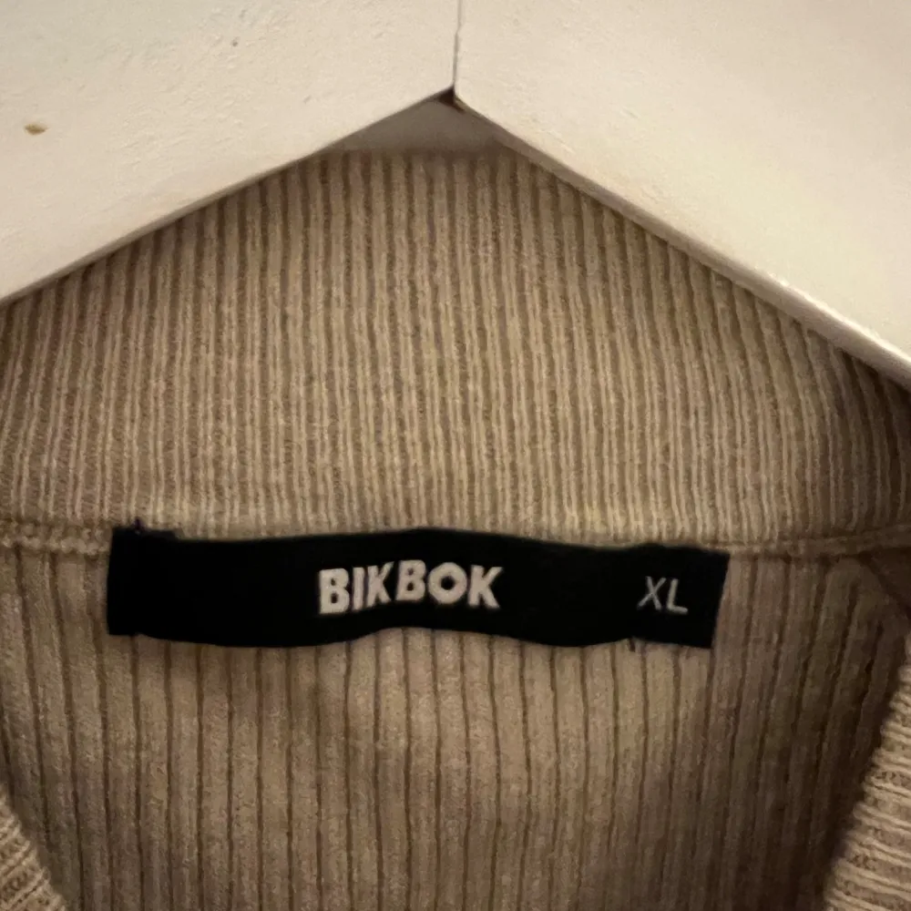 Brun beige långärmad tröja från bik bok, skönt mysigt material, fin stickad, bra skick använd ett fåtal gånger. Köparen står för frakt.. Tröjor & Koftor.