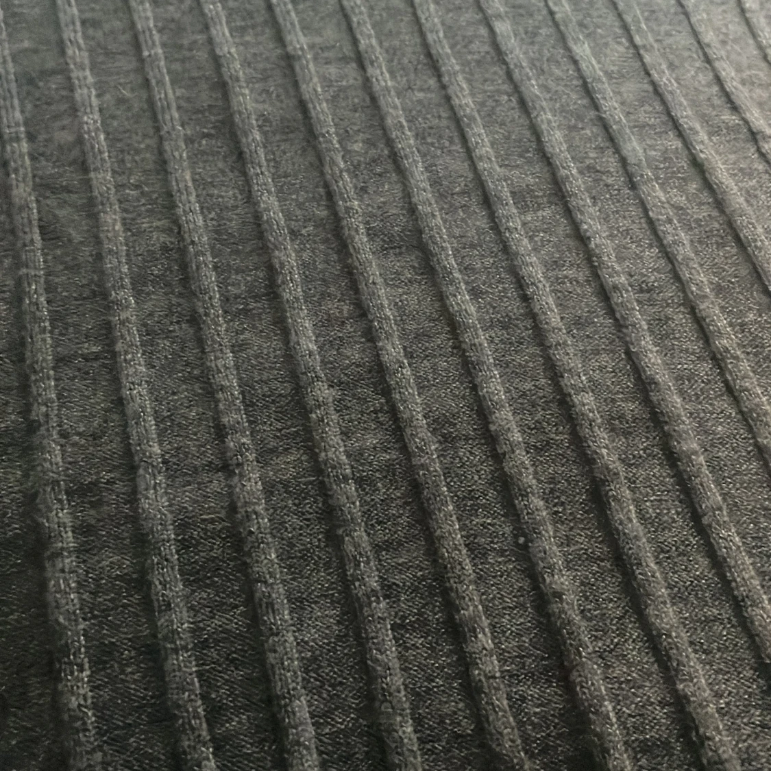 Grå ribbad tröja från Qustyle - 90