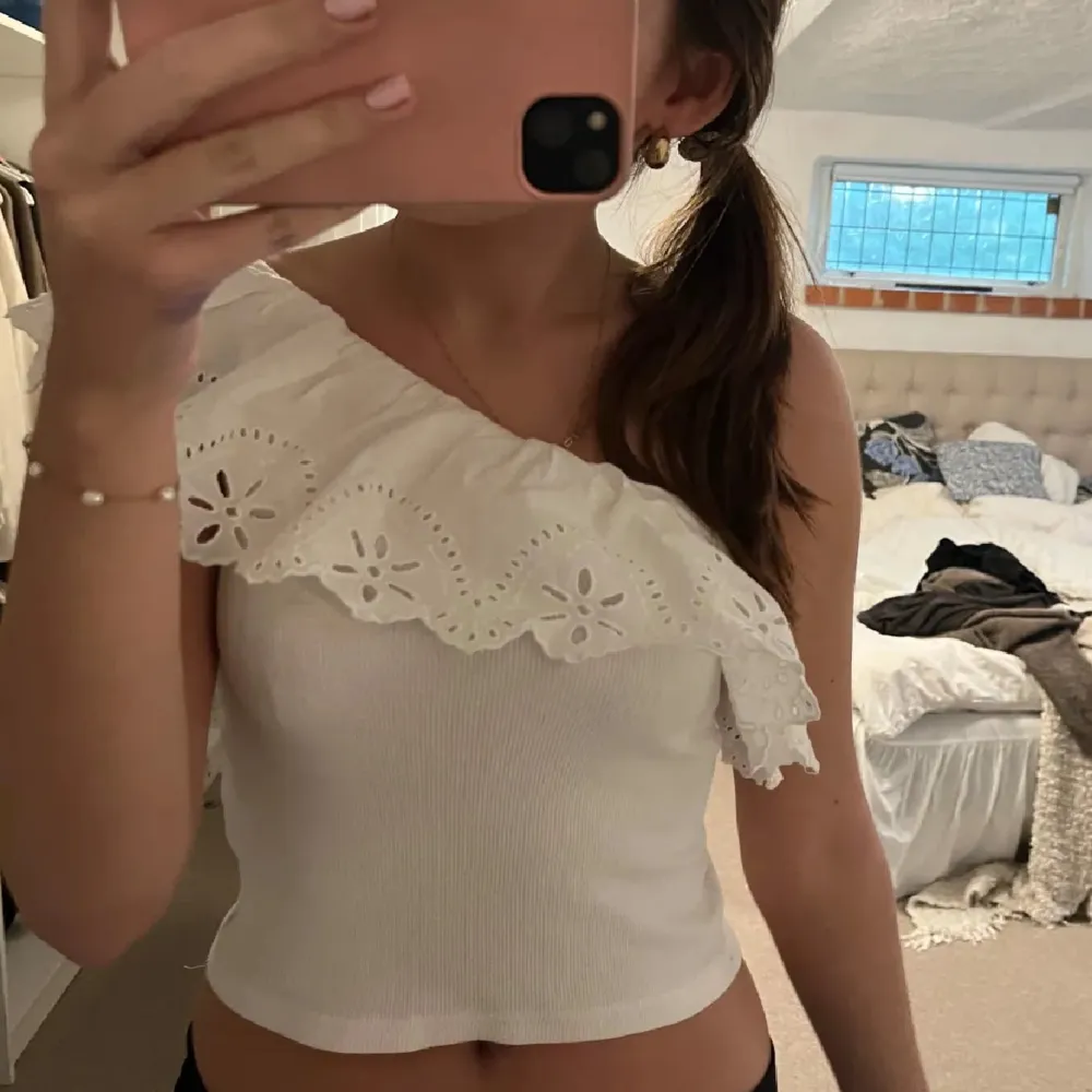 jättefin offshoulder topp från zara. bra skick, inga defekter. strl 164 i barnstorlek men passar xs-s. pris kan diskuteras!!💘(lånade bilder). Toppar.