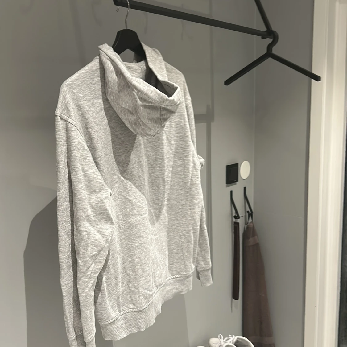 Grå hoodie från H&M - 91