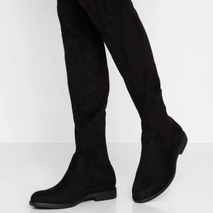 Svarta overknee stövlar i mocka - Snygga svarta overknee stövlar i mjuk mocka. De har en tight passform och en liten klack för extra stil. Perfekta för höst och vinter, med en dragkedja på sidan för enkel på- och avtagning. Passar både till vardags och festliga tillfällen.