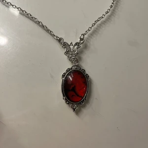 Kathrine pierce halsband - Halsband perfekt till halloween. Postar så det hinner komma fram till halloween💞💞